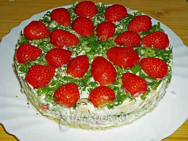 Фото готового блюда: Салат «Клубничная грядка»