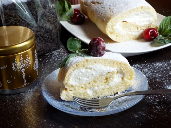 Фото готового блюда: Бисквитный рулет на сгущёнке (со сливочно-творожным кремом)