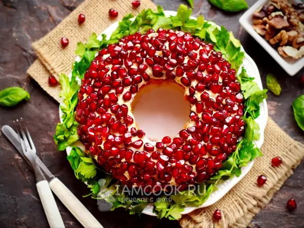 Фото готового блюда: Салат «Гранатовый браслет» с курицей и грибами