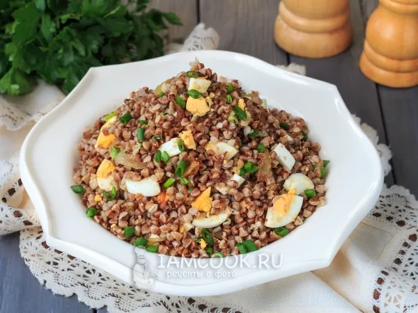 Фото готового блюда: Гречка с яйцом и луком