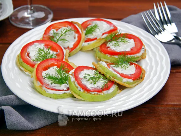 Фото блюда: Кабачки в кляре с помидорами и чесноком