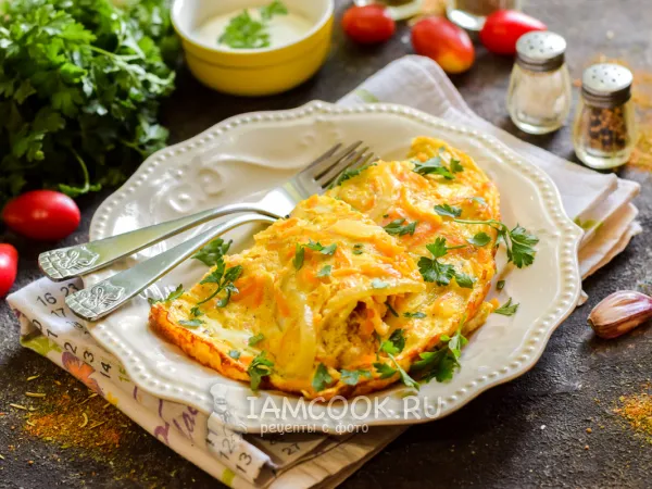 Фото готового блюда: Омлет с морковью и луком