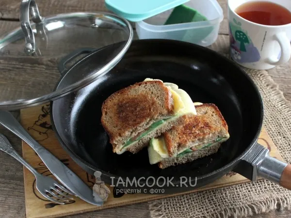 Фото готового блюда: Сэндвич с яйцом на сковороде