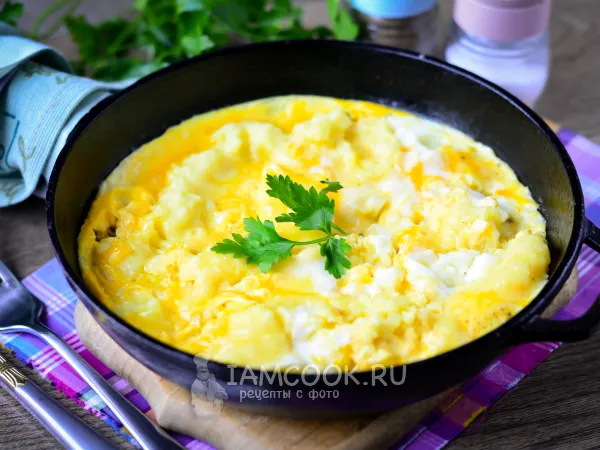 Фото готового блюда: Омлет с картофельным пюре на сковороде