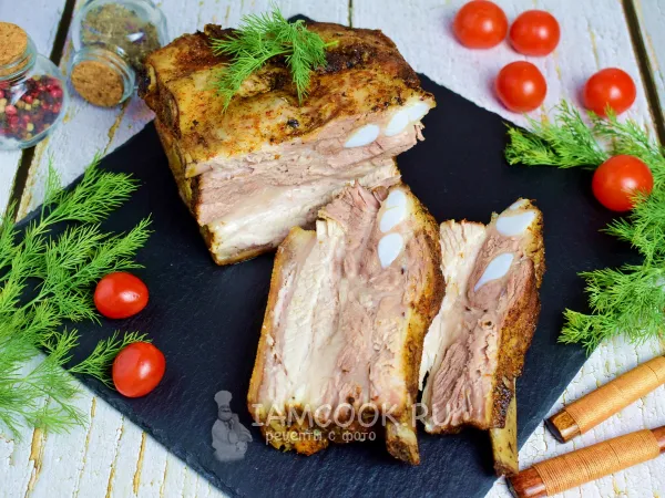 Фото готового блюда: Свиная грудинка на кости в духовке