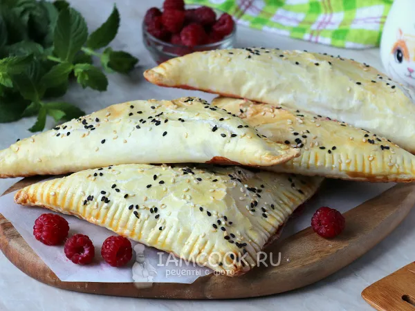 Фото готового блюда: Слойки с малиной (из слоеного теста)