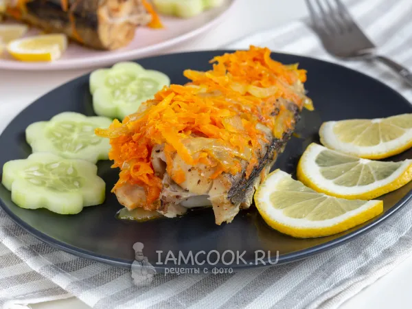 Фото блюда: Минтай с луком и морковью в духовке в фольге
