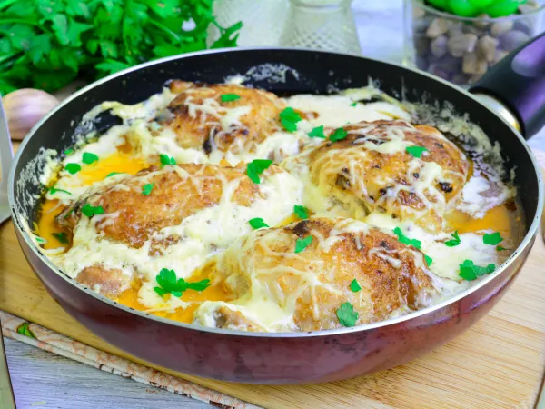 Фото блюда: Куриные бедра в сливках на сковороде