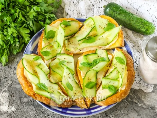 Фото блюда: Гренки с плавленым сыром и огурцами