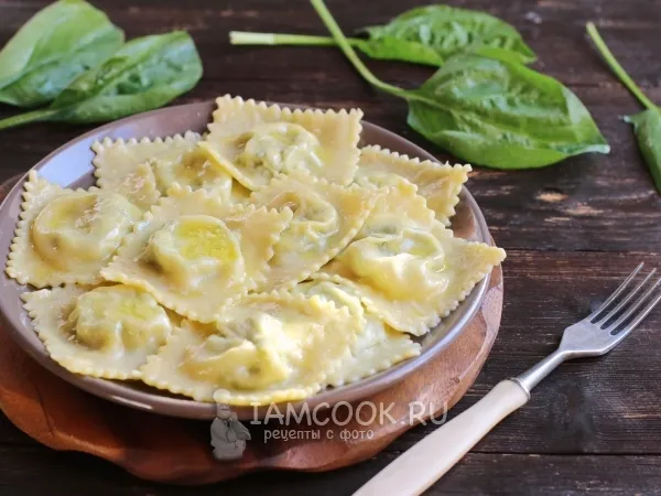 Фото готового блюда: Равиоли с сыром и зеленью
