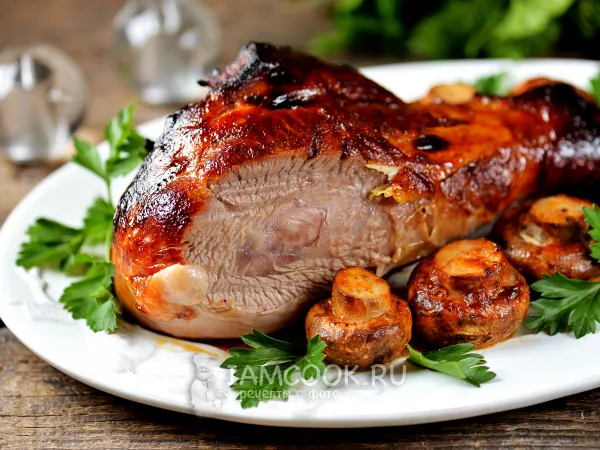 Фото готового блюда: Голень индейки с грибами в духовке