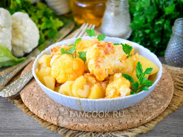 Фото готового блюда: Тушеная картошка с цветной капустой