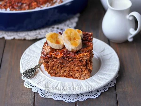 Фото готового блюда: Геркулесовая каша с бананом, финиками и орехами в духовке