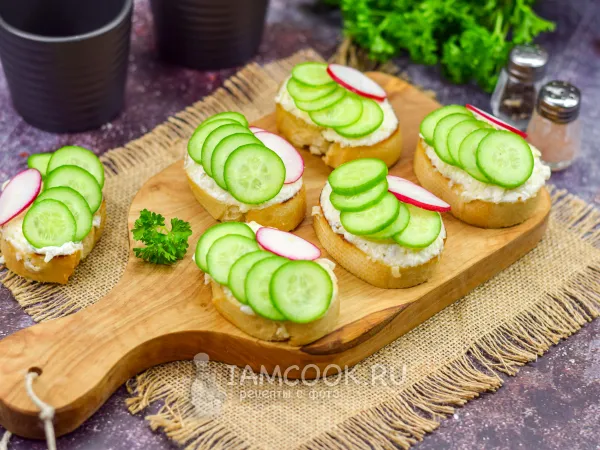 Фото готового блюда: Брускетта с огурцом и сыром