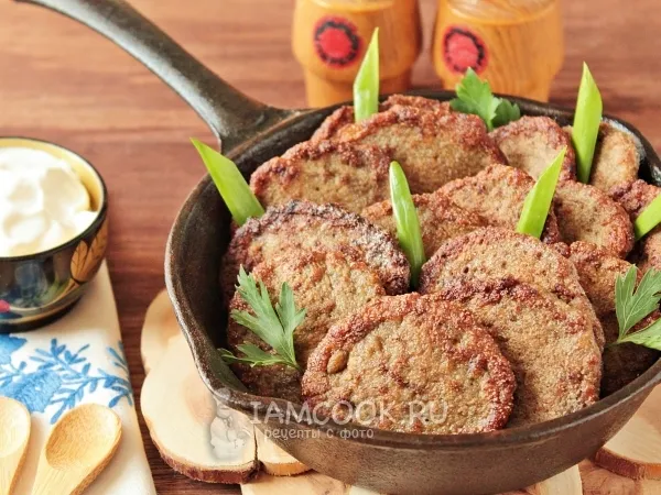 Фото готового блюда: Печеночные оладьи с манкой