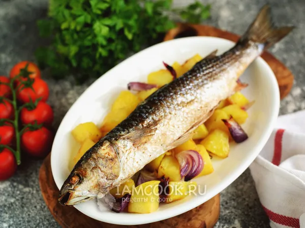 Фото готового блюда: Пеленгас с картошкой в духовке