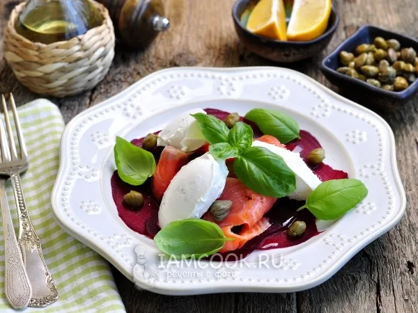 Фото готового блюда: Салат из свеклы с творожным сыром и лососем