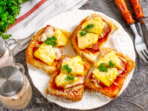 Фото готового блюда: Горячие бутерброды с балыком и ананасами на сковороде