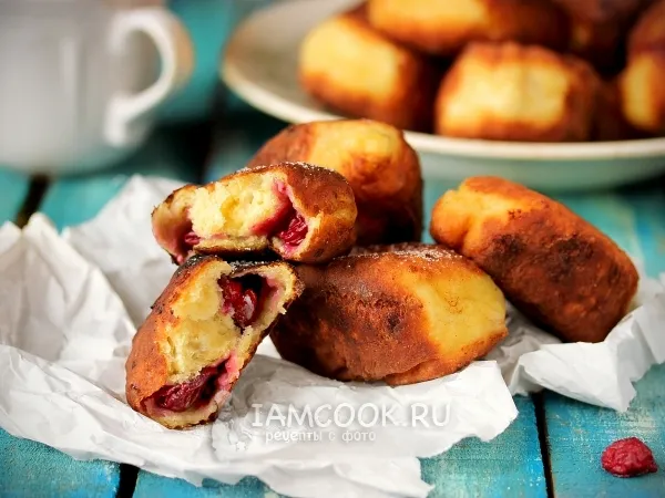 Фото готового блюда: Пирожки с вишней