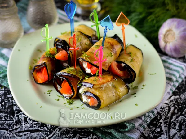 Фото готового блюда: Рулетики из баклажанов с чесноком и помидорами