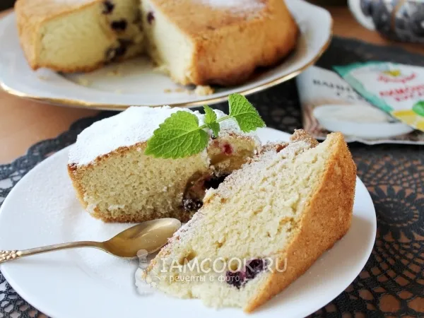 Фото готового блюда: Шарлотка с вяленой вишней