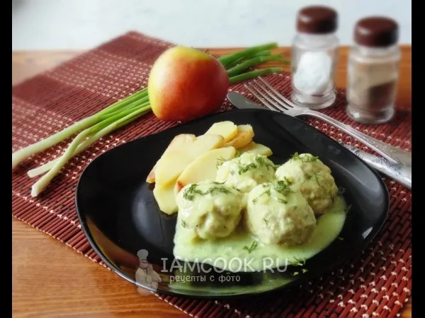 Фото готового блюда: Тефтели с яблоками в сметанном соусе