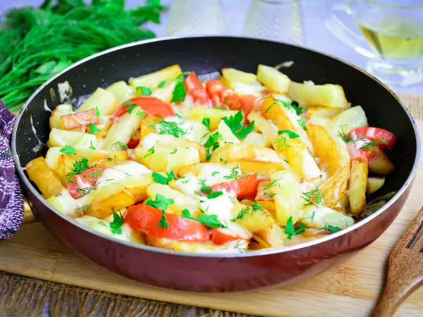 Фото готового блюда: Жареная картошка с помидорами и сыром
