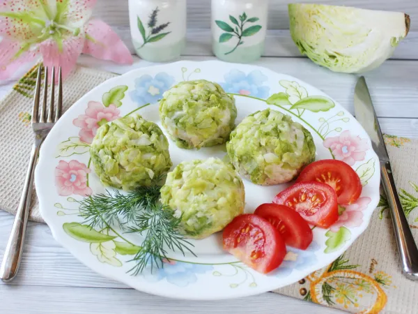 Фото готового блюда: Куриные тефтели в молодой капусте