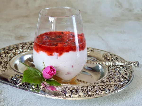 Фото готового блюда: Клубничный десерт в стаканах