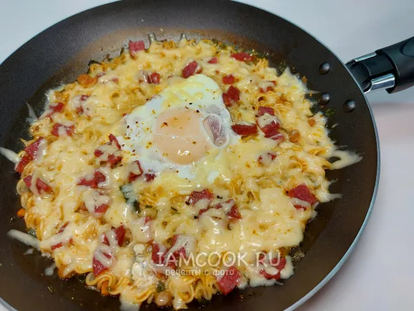 Фото блюда: Доширак с яйцом на сковороде