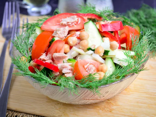 Фото готового блюда: Салат с нутом и тунцом