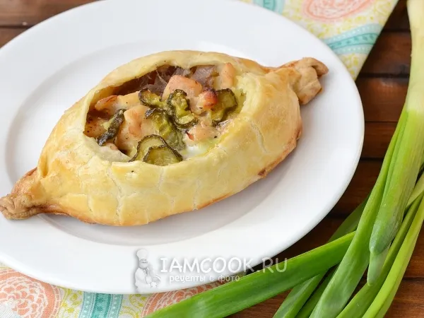 Фото готового блюда: Лодочки из слоёного теста с курицей