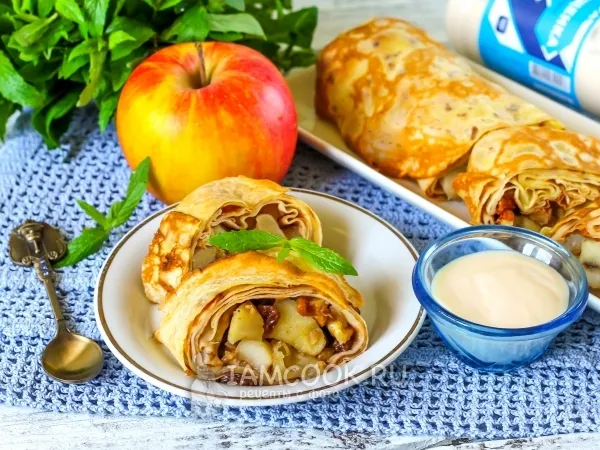 Фото готового блюда: Блинный штрудель с яблоками