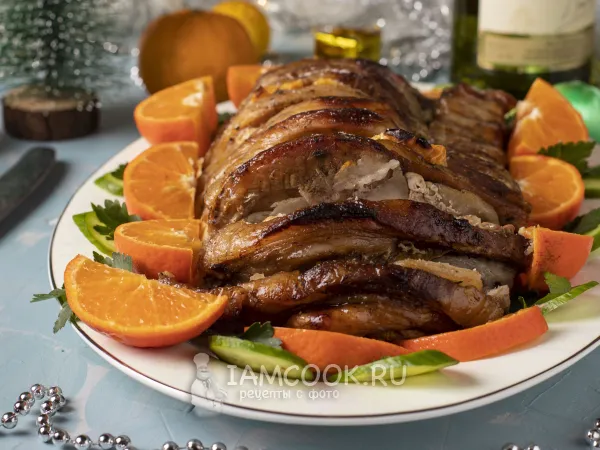 Фото готового блюда: Гармошка из свинины, запечённая с яблоками и мандаринами