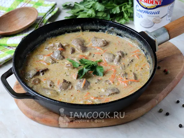 Фото готового блюда: Вкусная подлива из куриной печени со сметаной на сковороде