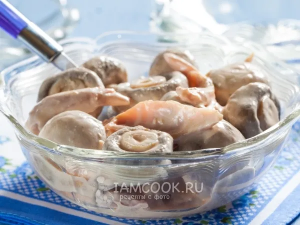 Фото готового блюда: Салат с копченой курицей и шампиньонами