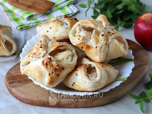 Фото готового блюда: Слойки с яблоком и творогом