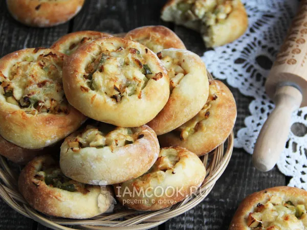 Фото готового блюда: Ватрушки с курицей и маринованными огурцами