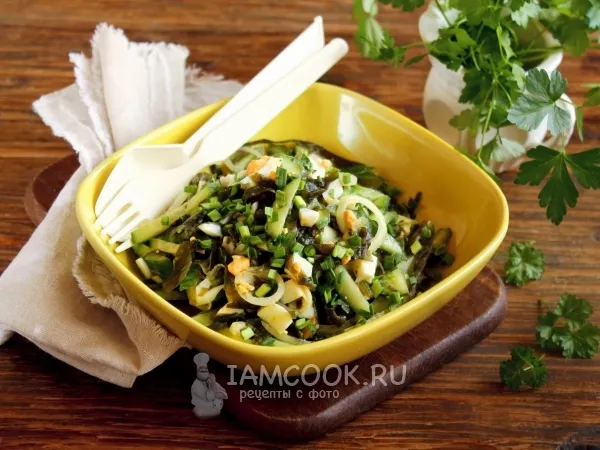 Фото готового блюда: Салат из морской капусты с огурцом, яйцом и луком