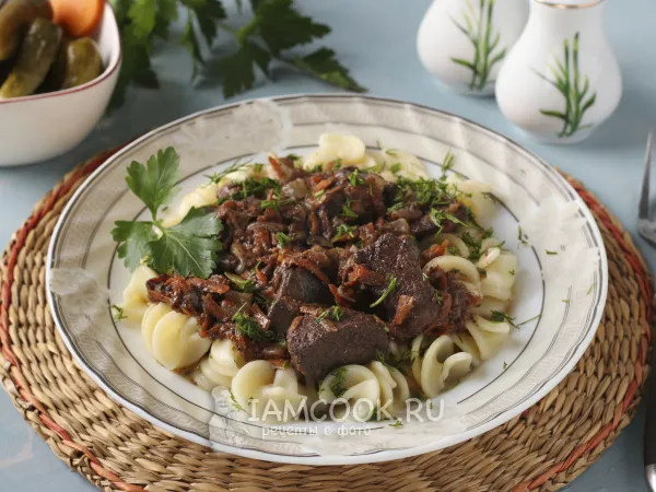 Фото готового блюда: Свиная печень с луком и морковью в сметане