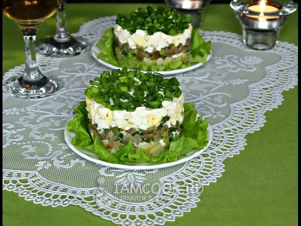 Фото готового блюда: Салат с солеными грибами