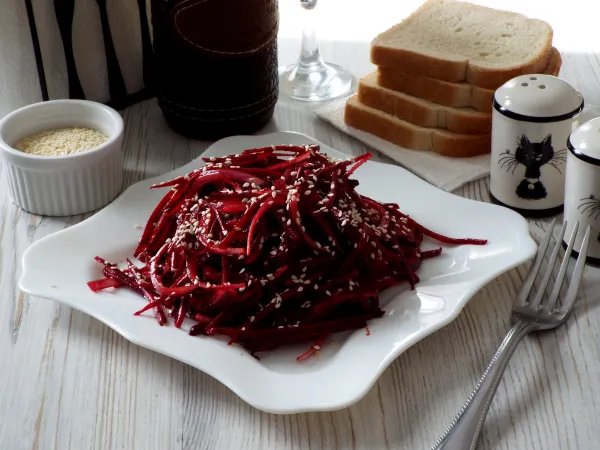 Фото готового блюда: Салат из сырой свёклы с луком