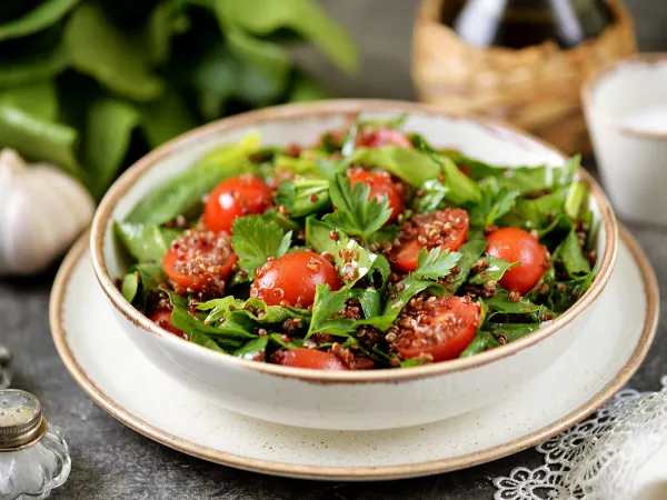 Фото готового блюда: Салат с киноа и шпинатом