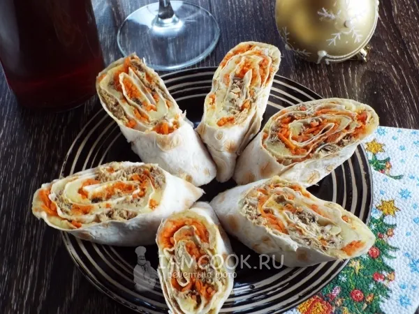 Фото готового блюда: Рулет из лаваша с корейской морковью и консервированной рыбой