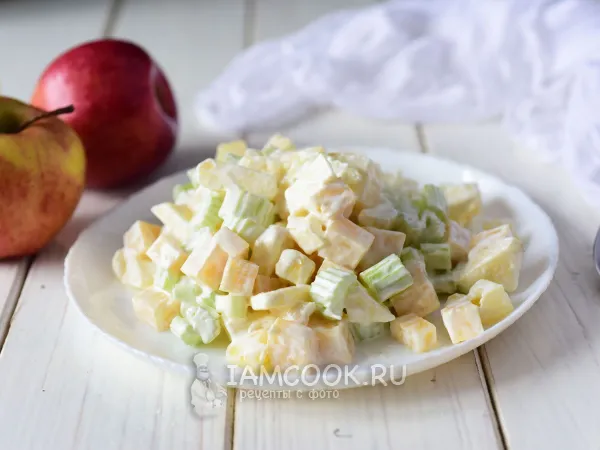 Фото готового блюда: Салат «Дамский» с ананасами, сыром, яблоками и сельдереем