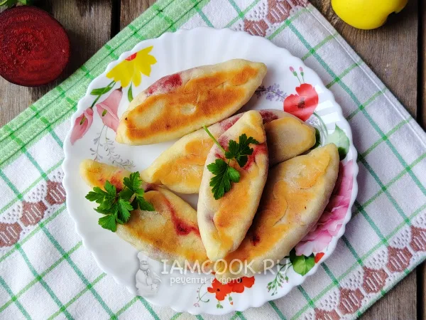 Фото готового блюда: Пирожки со свёклой и яблоком