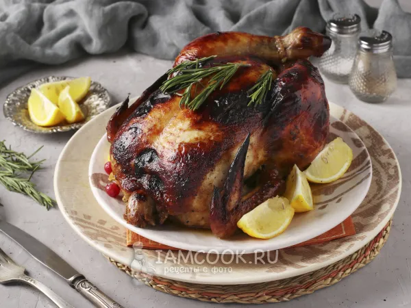 Фото готового блюда: Медовая курица с чесноком в духовке (целиком)