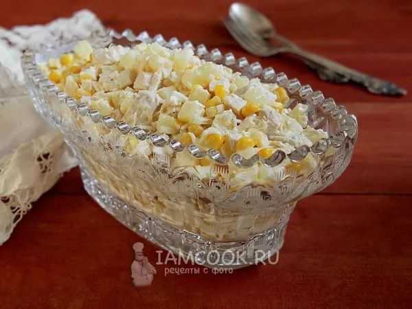 Фото готового блюда: Салат с курицей, ананасом, кукурузой, сыром и яйцом