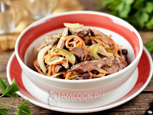 Фото готового блюда: Салат «Зимушка» с печенью и корейской морковью