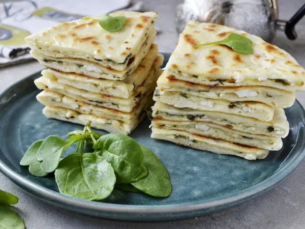 Фото блюда: Хычины с творогом и зеленью на сковороде